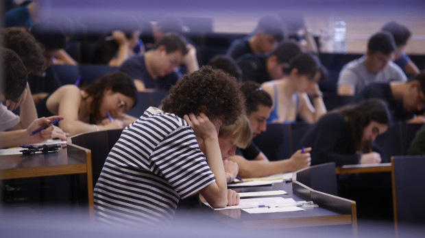 Estudiantes en un aula el primer día de los exámenes de selectividad, en la UPF Ciutadella, a 4 de junio de 2024, en Barcelona, Cataluña (España).