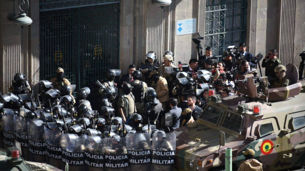 Militares toman control del acceso principal de al sede del Gobierno en La Paz, Bolivia