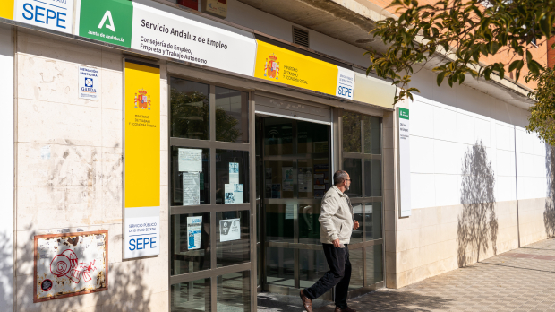 Una persona saliendo de una oficina del SEPE en Sevilla