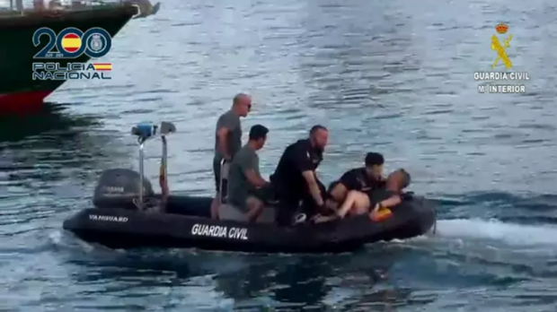 Momento de la detención en el Puerto de Alicante
