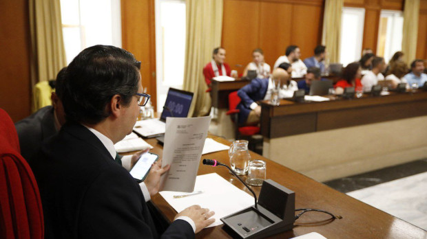 El alcalde, José María Bellido, en primer plano, y el portavoz socialista, Antonio Hurtado, al fondo