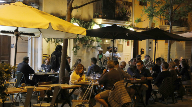 09 May 2021, Spain, Palma de Mallorca: Customers sitting on the terrace of a bar.