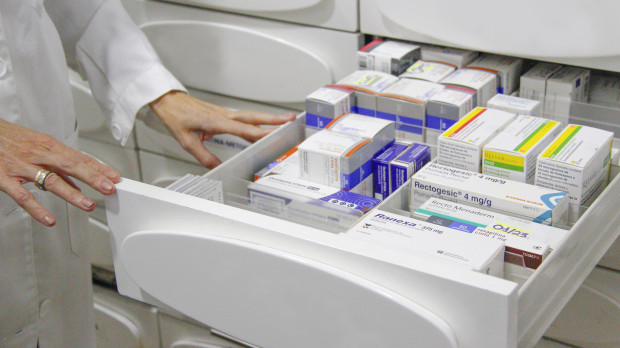 Farmacéutica buscando medicamentos
