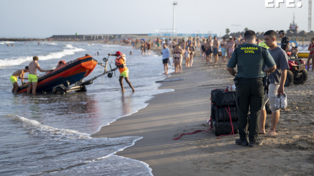 Imagen de la Guardia Civil evacuando los fardos de cocaína encontrados en la playa del Arenal, Burriana