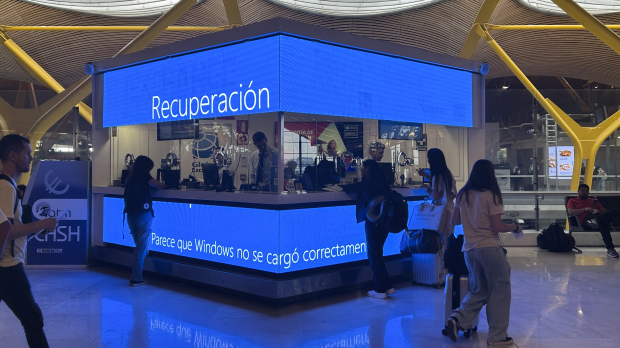Puesto de cambio de moneda en la T-4 del Aeropuerto Adolfo Suárez de Madrid tras la incidencia global de Microsoft