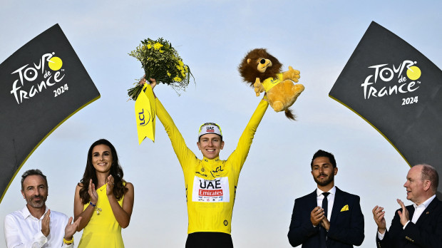 Tadej Pogacar celebra en el podio la victoria en la etapa y su tercer Tour de Francia
