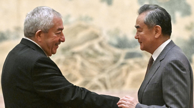 Beijing (China), 23/07/2024.- Mahmoud al-Aloul (L), Vice Chairman of the Central Committee of Palestinian organisation and political party Fatah, shakes hands with China's Foreign Minister Wang Yi during an event at the Diaoyutai State Guesthouse in Beijing, China, 23 July 2024. China's Foreign Minister Wang Yi on 23 July hailed an agreement by 14 Palestinian groups to set up an 'interim national reconciliation government' to govern Gaza when the ongoing conflict is over. Palestinian groups including Hamas and Fatah met in Beijing this week in a renewed bid for reconciliation. EFE/EPA/PEDRO PARDO / POOL