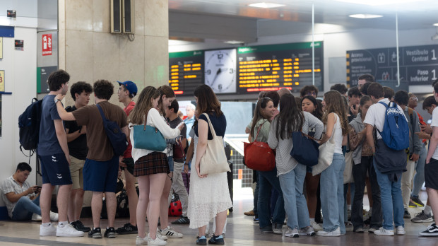 Varias personas en la estación de Chamartín
