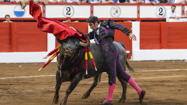 Miguel Ángel Perera da un pase de pecho en la última de la Feria de Santiago (Santander)