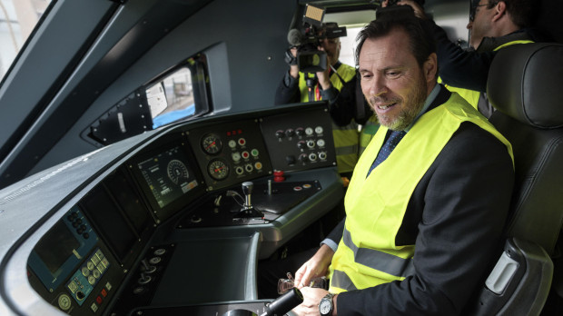 El ministro de Transportes, Oscar Puente, a bordo de una locomotora
