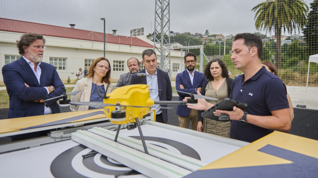 Un técnico realiza una prueba con un dron en el laboratorio del Instituto Tecnológico de Galicia (ITG)