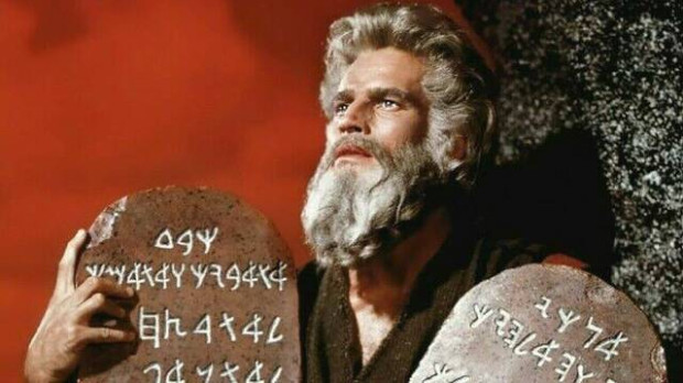 Charlton Heston, caracterizado como Moisés en "Los diez mandamientos"