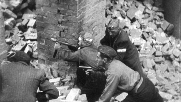 Soldados del Armia Krajowa luchando durante el Levantamiento de Varsovia. Un hombre está armado con una ametralladora Błyskawica