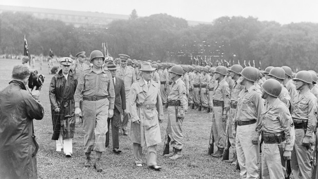 El presidente Truman revista tropas Nisei del 442.º Regimiento de Infantería en 1946