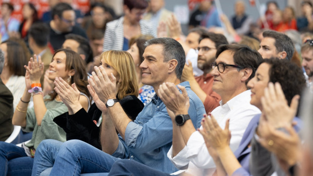 Pedro Sánchez y Salvador Illa (2d), durante un mitin del PSC