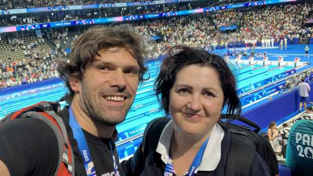 Javier Soriano y Julia Luna, comentaristas de natación de TVE en los Juegos Olímpicos de París 2024