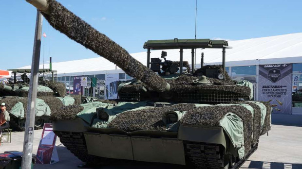 Un tanque ruso T-80BVM con una cubierta de protección antidrones