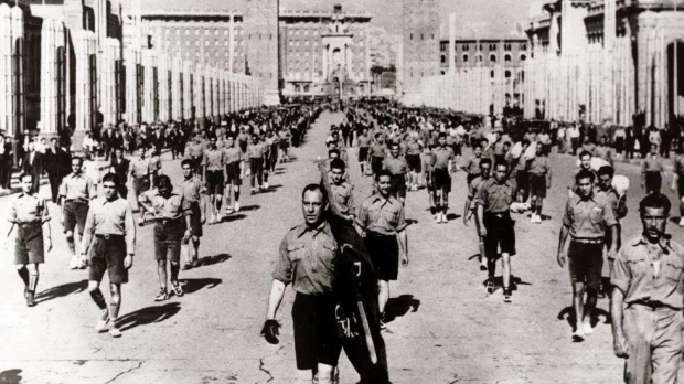 Desfile de los escamots de las JEREC en la Avenida María Cristina hacia el estadio de Montjuic, Barcelona, 22 de octubre de 1933