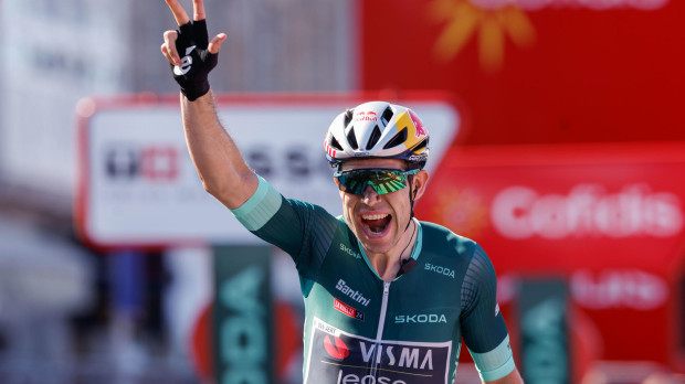 El ciclista belga del Visma Wout van Aert celebra su victoria en la décima etapa de la Vuelta Ciclista a España