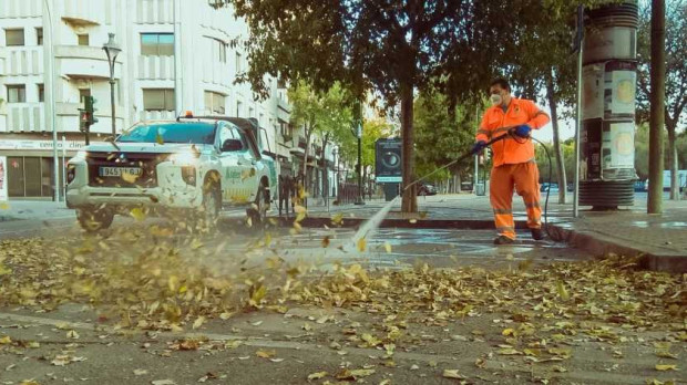 Un operario de Sadeco limpia la calle con agua a presión