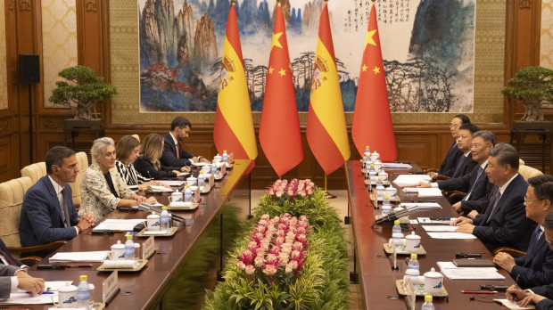 Reunión entre el presidente del Gobierno español, Pedro Sánchez, y el presidente de China, Xi Jinping, este lunes en Pekín