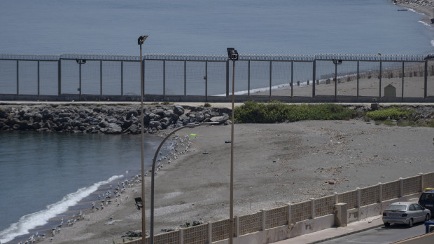 Flotadores en la playa del Tarajal, a 4 de agosto de 2024, en Ceuta (España). Los socorristas de la empresa de vigilancia Marsave rescataron a dos menores inmigrantes que trataban de entrar a nado en Ceuta. Al menos una veintena de personas lograron acceder ese día a la ciudad autónoma