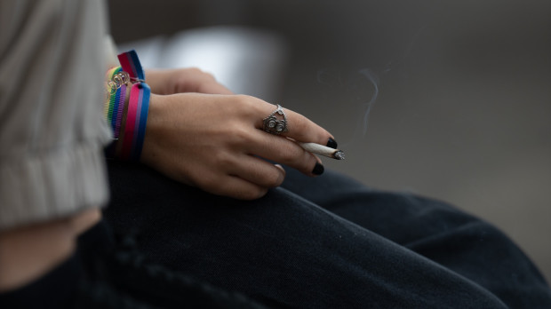 Una chica fumando en las inmediaciones del colegio Pia Balmes