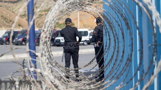 Agentes en el puesto aduanero de Fnideq (Marruecos), próximo a Ceuta