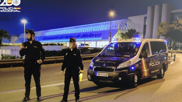 Agentes de la Policía Nacional en el aeropuerto de Palma