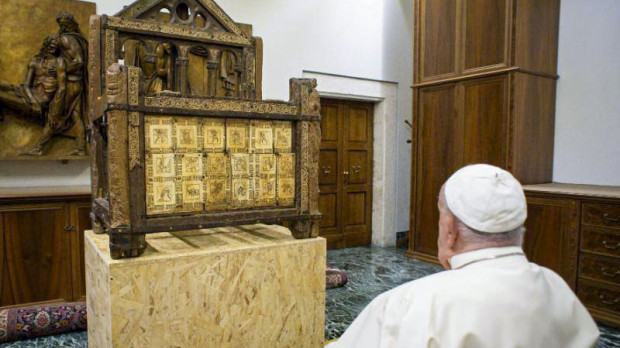 Francisco ha podido apreciar la cátedra del obispo de Roma en la sacristía de la basílica del Vaticano tras presidir la misa esta mañana