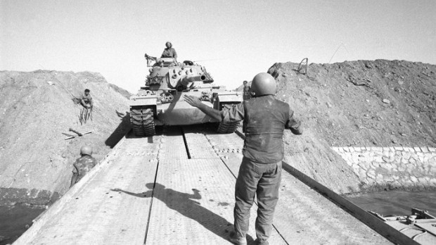 Carros israelíes cruzando el canal de Suez