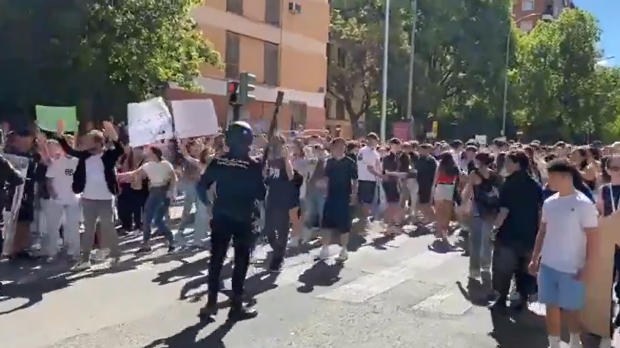 Cargas policiales contra los alumnos que se manifestaron en Murcia por la PAU