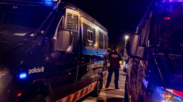 (Foto de ARCHIVO) Mossos d'Esquadra participan en el dispositivo especial de seguridad de la noche de San Juan, a 24 de junio de 2023, en Barcelona, Catalunya (España). La ciudad de Barcelona conmemora la noche de Sant Joan, la más corta del año, principalmente en sus playas, junto al Mediterráneo. Se trata de una de las fiestas populares más arraigadas en los Països Catalans. El dispositivo específico de seguridad del ayuntamiento de Barcelona de este año se compone de unos 400 agentes de la Guàrdia Urbana además de efectivos de la Policía Portuaria y de los Mossos d'Esquadra, y se trabaja con la previsión que la fiesta movilice a unas 60.000 personas en las calles y plazas y, sobre todo, en las playas. Kike Rincón / Europa Press 24/6/2023