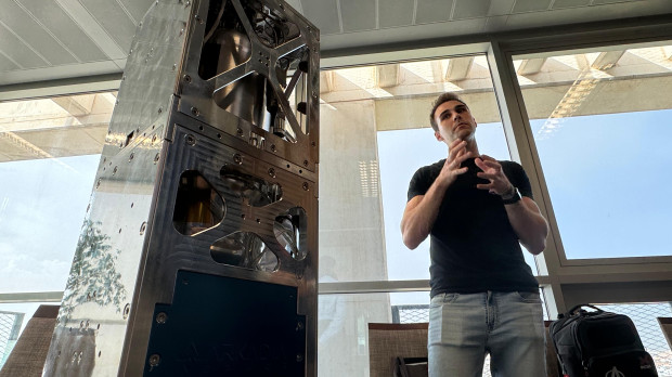 Un representante de la startup Arkadia Space
