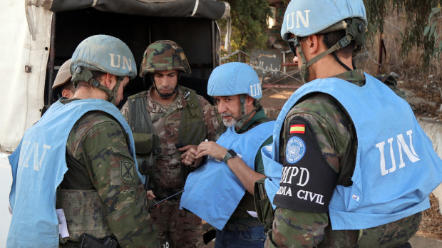 Los Cascos Azules españoles de la Fuerza Provisional de las Naciones Unidas en el Líbano (Unifil) coordinan su patrulla con el Ejército libanés