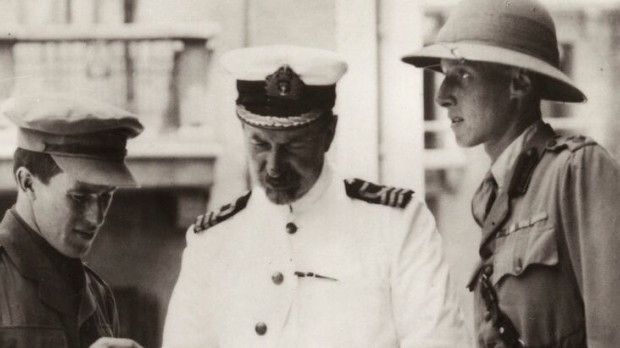 D. G.Hogarth con T.E. Lawrence en El Cairo (1918). National Portrait Gallery, Londres