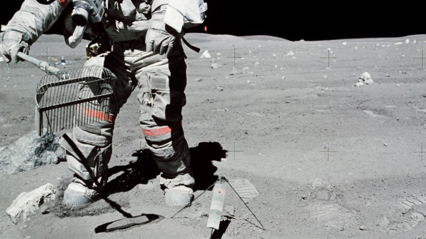 El astronauta John W. Young recoge muestras de regolito lunar. REMITIDA / HANDOUT por NASA Fotografía remitida a medios de comunicación exclusivamente para ilustrar la noticia a la que hace referencia la imagen, y citando la procedencia de la imagen en la firma 21/10/2024