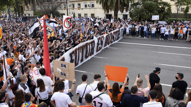 Aficionados del Valencia CF se congregan en los alrededores del Estadio de Mestalla para protestar ante la gestión de Peter Lim