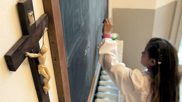 Una niña asiste a clase de Religión