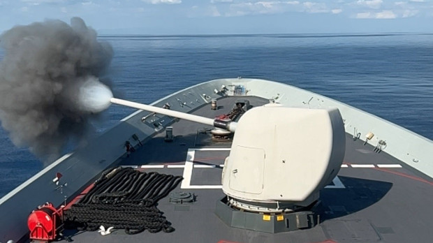 Disparo con el montaje principal MK-45 de la fragata Cristóbal Colón