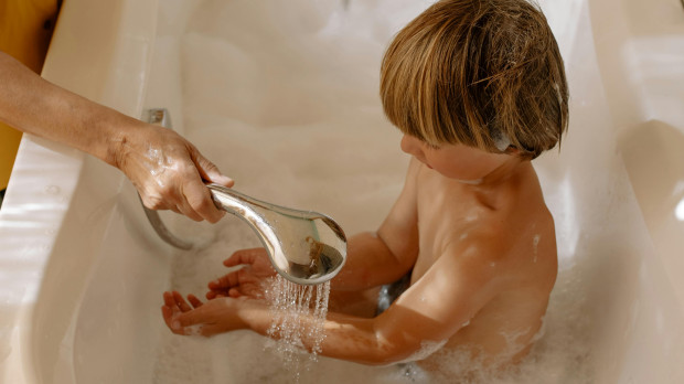 Un niño a la hora del baño