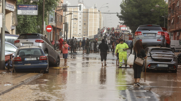 Vehículos destrozados tras el paso de la DANA por el barrio de La Torre de Valencia