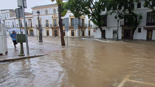 Calle Porvera en Jerez con agua acumulada por las lluvias de la Dana que atraviesa la provincia. A 30 de octubre de 2024, en Jerez, Cádiz (Andalucía, España). La Aemet amplía el aviso naranja para toda la provincia de Cádiz hasta la media noche. La intenidad de las lluvias ha ocasionado incidencias en algunas zonas de la provincia de Cádiz, como en la carretera provincial CA-3113 entre Puerto Real y la barriada rural de La Ina, en Jerez de la Frontera, donde el centro histórico de la ciudad también se está viendo afectado con balsas de agua en algunas de sus calles. Europa Press / Europa Press 30/10/2024