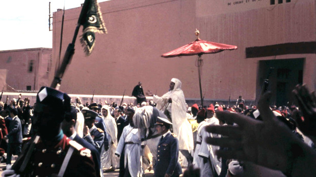 El rey Hasán II saludando al público de camino a la oración en Marrakech, en 1967