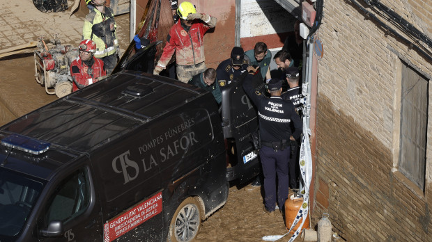 Guardias civiles y policías locales retiran un cadáver de un garaje en el barrio valenciano de La Torre, este jueves