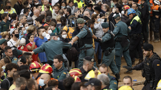 Guardias civiles hacen un cordón de seguridad en torno a las autoridades