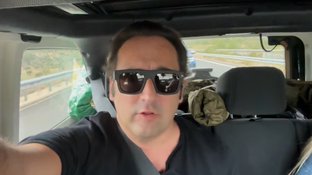 Iker Jiménez, en el coche de camino a la provincia de Valencia para llevar más ayuda a los afectados