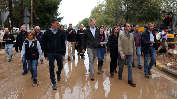 Los Reyes con los presidentes del Gobierno y de la Generalitat Valenciana, a su llegada a Paiporta