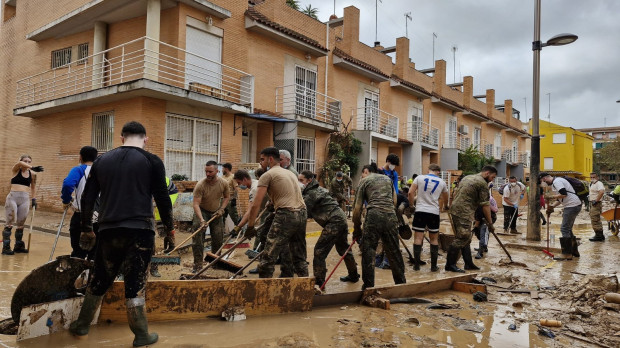 Personal del Regimiento de Artillería Antiaérea n.º 74 (Sevilla) del Ejército de Tierra realiza tareas de limpieza y desescombro en Benetússer