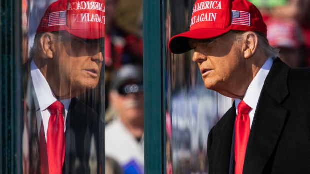 El candidato presidencial republicano Donald Trump detrás de un cristal a prueba de balas durante un mitin